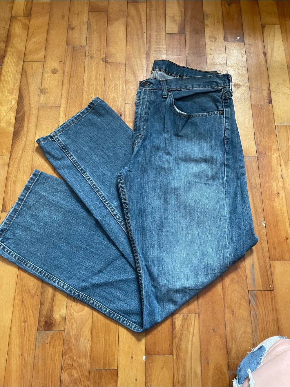 Levi's Men's Relaxed Straight Jeans in Classic Blue